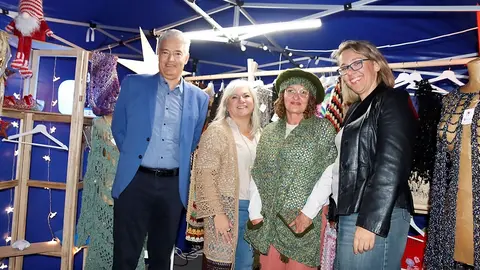 José Juan Cruz junto a Miriam Hernández en la feria de artesanía de Navidad.