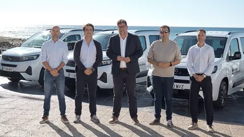 Representantes del Ayuntamiento de San Bartolomé junto a los vehículos nuevos.