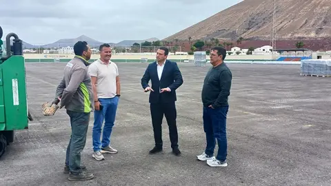 Óscar Noda y Ángel Lago en su visita al campo muncipal de Yaiza.