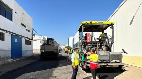 La Concejalía de Obras Públicas del Ayuntamiento de Arrecife reasfalta calles de la zona de Puerto de Naos. Las primeras obras municipales en 25 años