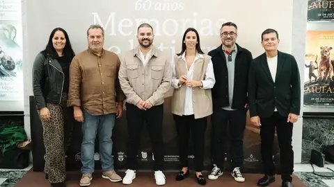 Benito Cabrera estuvo en la presentación, en esta imagen acompañado por los consejeros del Cabildo Jesús Machín y Aroa Revelo y parte de los integrantes del proyecto.