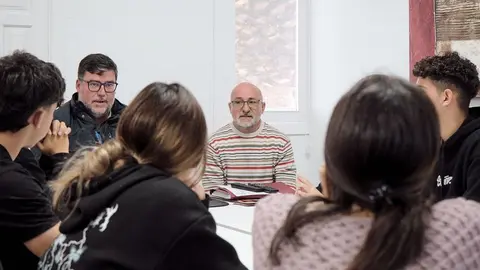 El alcalde con los jóvenes que han participado en el propyecto de presupuestos.