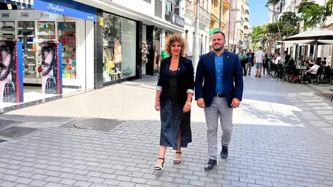El alcalde de Arrecife, Yonathan de León, junto a la concejala de Comercio y Turismo, Eli Merino, en la zona comercial abierta de la capital de Lanzarote