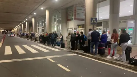Una gran cola de gente esperando un taxi en el Aeropuerto César Manrique.