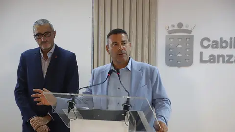 Oswaldo Betancort junto al consejero Marci Acuña