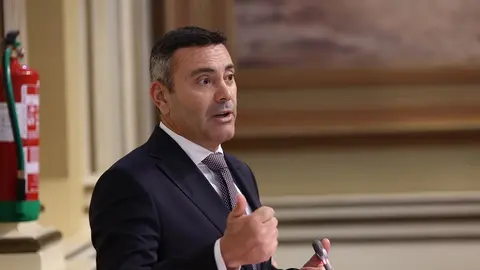 Oswaldo Betancort durante su intervención en el Parlamento de Canarias.