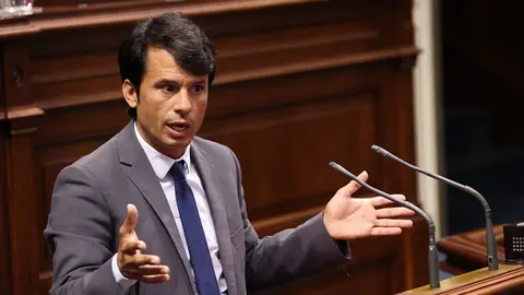 Marcos Bergaz durante su intervención en el Parlamento de Canarias.