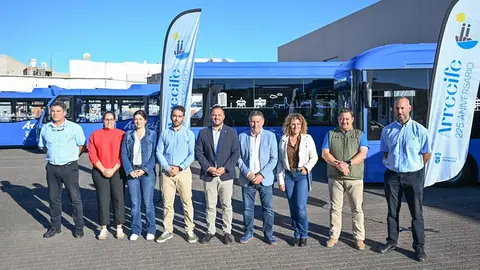 Concejales del Ayuntamiento de Arrecife junto a las nuevas guaguas.