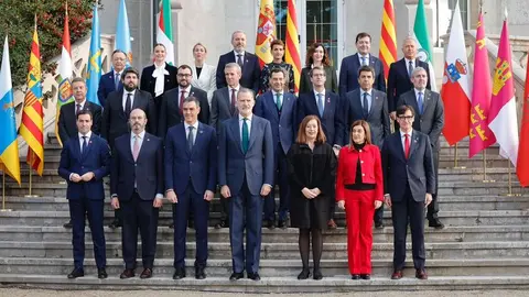 Imagen del posado de los presidentes autonómicos con el Rey y el presidente del Gobierno