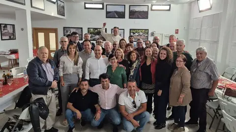 Foto de familia del PSOE de Lanzarote tras el almuerzo navideño