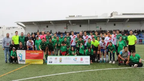 Preciosa foto de todos los participantes en el encuentro colaborando por una buena causa