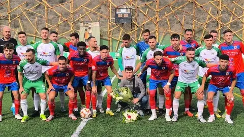 Los dos clubes posando antes del encuentro