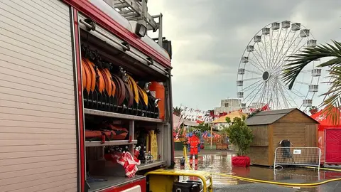 Imagen de uno de los bomberos aplicando la bomba de achique.