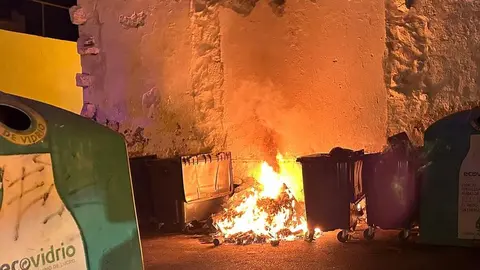 Imagen del incendio de contenedores en la calle Canalejas.