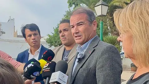 Marcos Hernández durante la rueda de prensa frente al Hospital Insular.