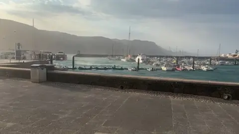 Muelle de La Graciosa afectado por los fuertes vientos y mal estado de la mar.