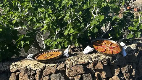 Increíble aspecto de las dos paelleras en la finca de Las Quemadas.