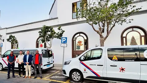 El alcalde y el concejal de Transportes en un acto reciente, presentando taxis adaptados