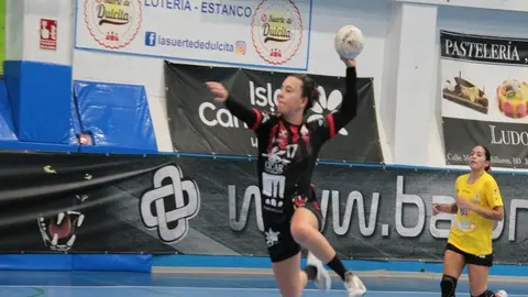 Gema Trujillo finalizando un contrataque en su choque contra el Puerto del Carmen.