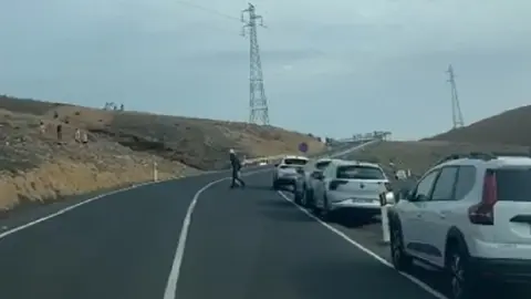 Imagen de turistas mayores cruzando para ir a las Grietas. 