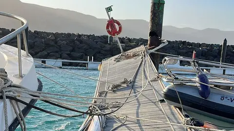 Los destrozos en el puerto de La Graciosa han sido numerosos. En la imagen uno de los pantalanes retorcido por el viento y la mala mar.