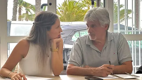 Sheila Guillén conversa con Servando Pérez durante una ejecutiva insular.