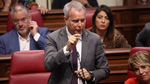 Sebastián Franquis en el Parlamento de Canarias.