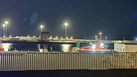 La salvamar en Puerto Naos, en Arrecife, pendiente de activarse ante cualquier emergencia