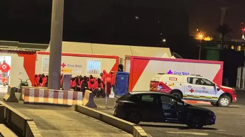 Imagen de este jueves por la mañana con parte de los inmigrantes que han llegado a Arrecife atendidos por el personal de la Cruz Roja.