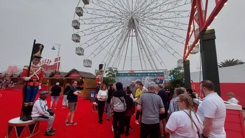La concejala de Turismo de Arrecife, Eli Merino, da la bienvenida al grupo de turistas de TUI , a su entrada en la Feria Navilan
