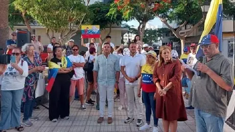 Astrid Pérez, Jacobo Medina y Yonathan de León en una concentración por Venezuela en Arrecife.