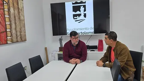 Reunión entre el alcalde de San Bartolomé y el concejal de Deportes.