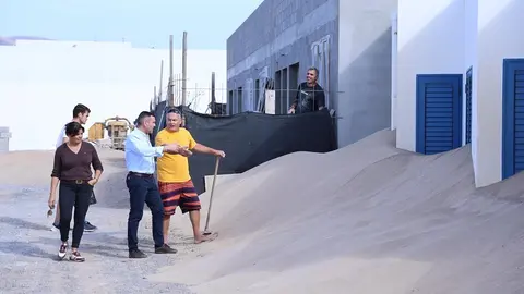 Oswaldo Betancort y Olivia Duque en su visita a La Graciosa.