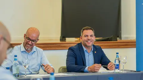 Jacobo Medina junto al concejal de Vías y Obras de San Bartolomé, Raúl de León