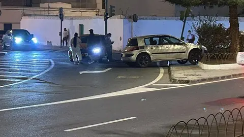 Vehículos en medio de la carretera tras chocar en Arrecife.