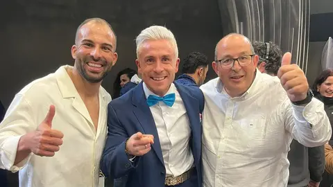 Los concejales del Ayuntamiento de Yaiza con el ganador de Gran Hermano.