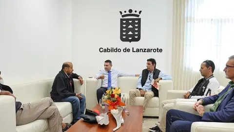 Reunión del presidente del Cabildo y Marci Acuña con la asoación de saharauis.