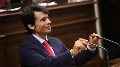 Marcos Bergaz durante intervencioìn en el parlamento.