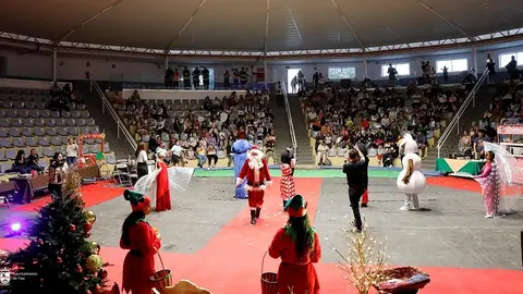 Papa Noel junto a los asistentes en el terrero Ulpiano Rodríguez.