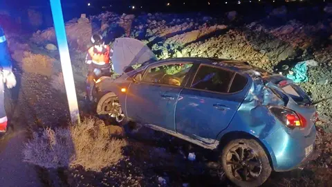 Bomberos comprobando el vehículo accidentado.