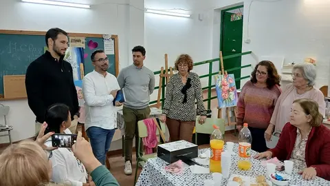 Echedey Eugenio, Maciot Cabrera y Rosmen Quevedo junto a a las integrantes del Aula Cultural de la Segunda y la Tercera Edad La Destila.
