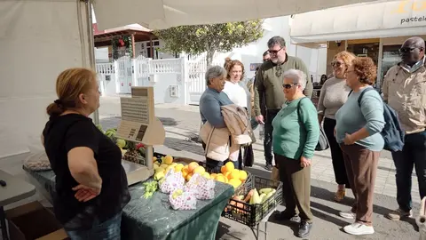 Isidro Pérez junto a concejales del Ayuntamiento de San Bartolomé en el mercadillo de Playa Honda.
