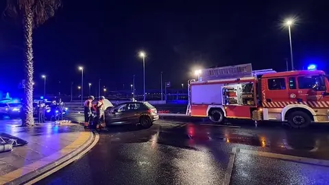 Camión de los bomberos junto al vehículo accidentado en la calle Tenderete.