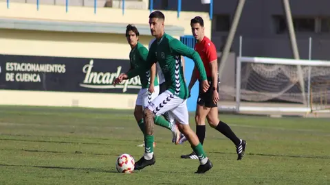 Jugador del Unión Sur Yaiza conduciendo el balón sobre el césped de la Fuensanta.