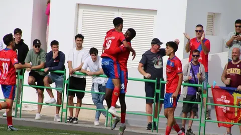 Jugadores de la Unión Deportiva Lanzarote celebrando un gol ante el Mensajero.