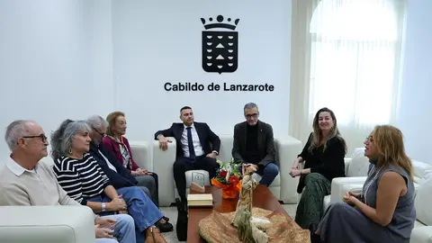 Oswaldo Betancort, Marci Acuña y Nori Machín junto a los galardonados con el premio canarias al voluntariado.