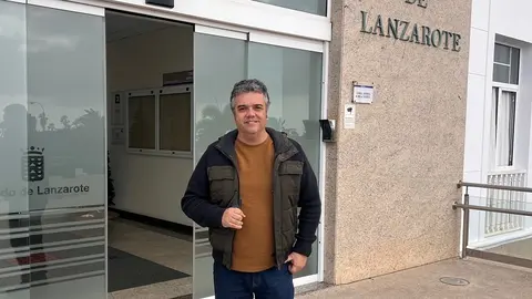 Armando Santana en la puerta del Cabildo