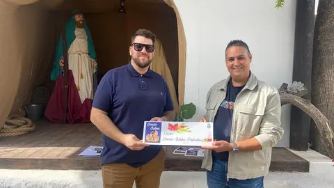 Andoni Machín haciendo entrega del premio del concurso de belenes de Teguise.
