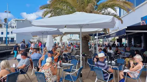 Imagen de una terraza en el Charco de San Ginés