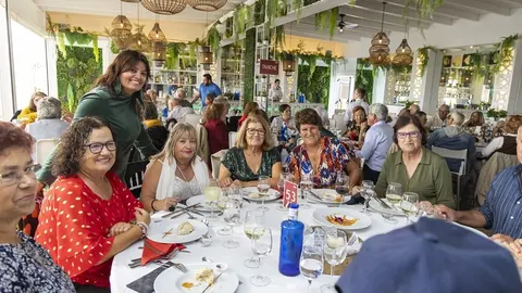 Olivia Duque junto a los mayores en el tradicional almuerzo navideño.